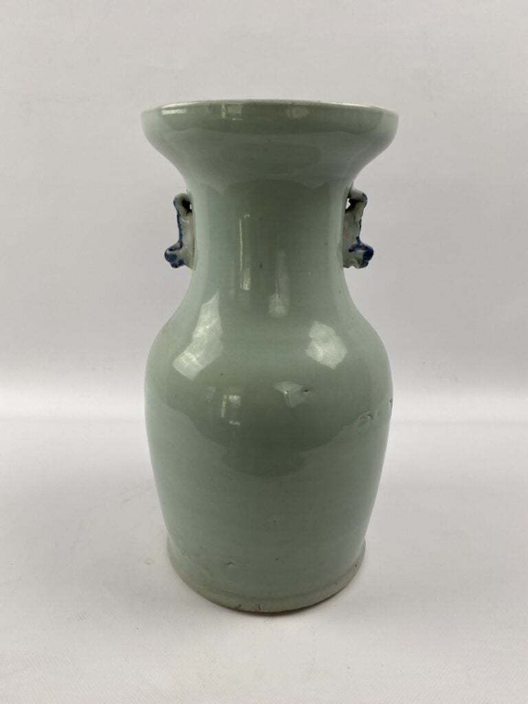 VASE BALUSTRE EN PORCELAINE CELADON A DECOR BLEU BLANC - Chine - Le décor est p…