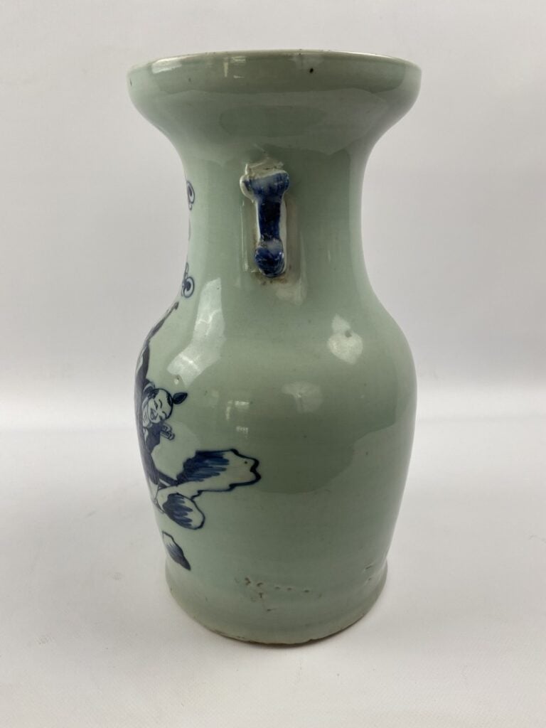 VASE BALUSTRE EN PORCELAINE CELADON A DECOR BLEU BLANC - Chine - Le décor est p…