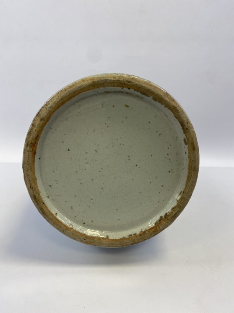 VASE BALUSTRE EN PORCELAINE CELADON A DECOR BLEU BLANC - Chine - Le décor est p…