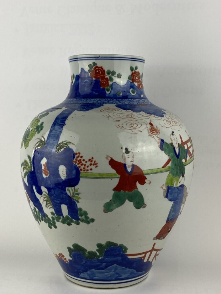 Vase balustre en porcelaine émaillé - Chine, dans le style Wucai - A décor de j…