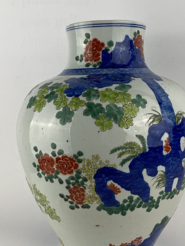 Vase balustre en porcelaine émaillé - Chine, dans le style Wucai - A décor de j…