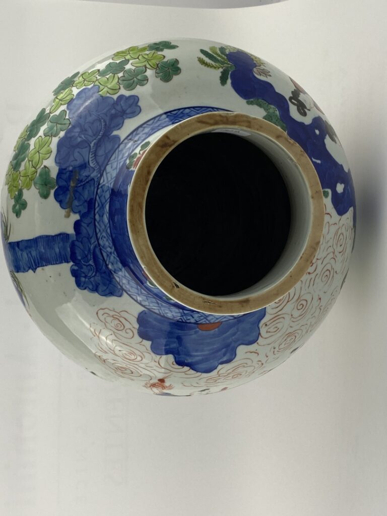 Vase balustre en porcelaine émaillé - Chine, dans le style Wucai - A décor de j…