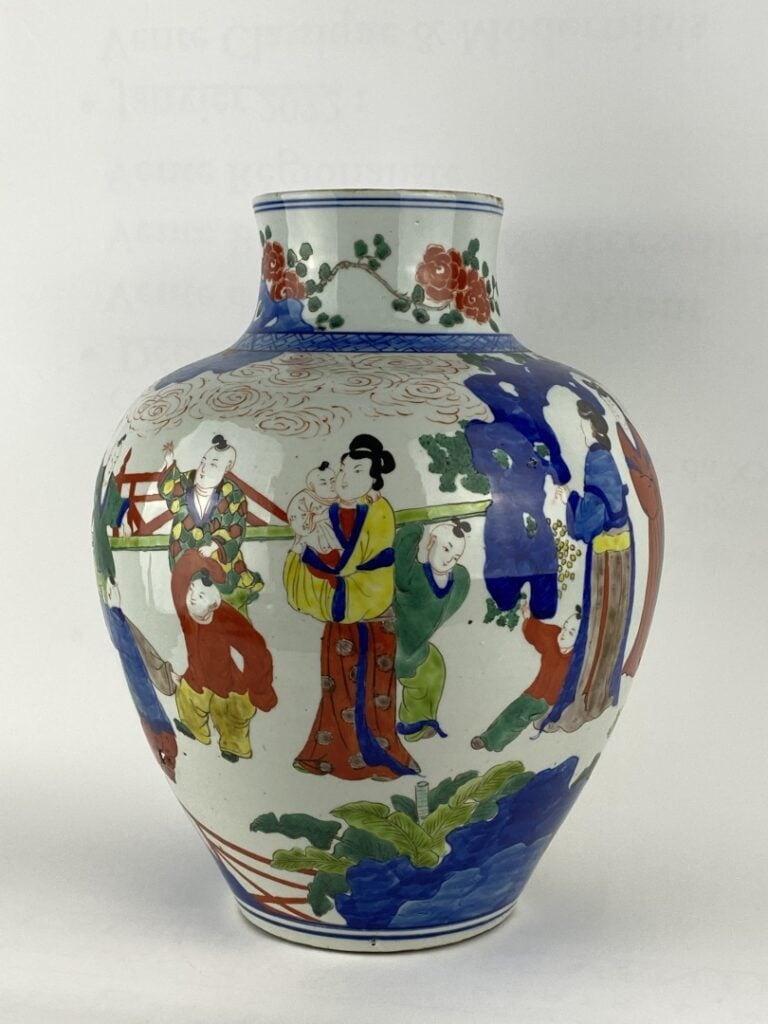 Vase balustre en porcelaine émaillé - Chine, dans le style Wucai - A décor de j…