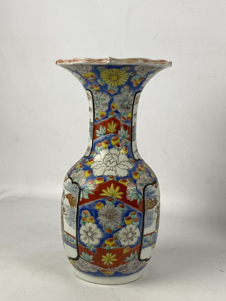 Vase balustre en porcelaine émaillé - Japon - Décor au personnages et paysage…
