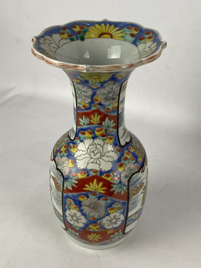 Vase balustre en porcelaine émaillé - Japon - Décor au personnages et paysage…