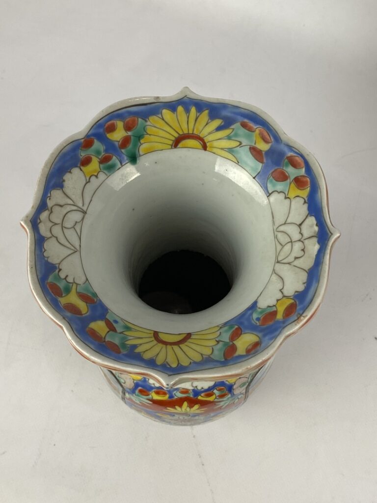 Vase balustre en porcelaine émaillé - Japon - Décor au personnages et paysage…