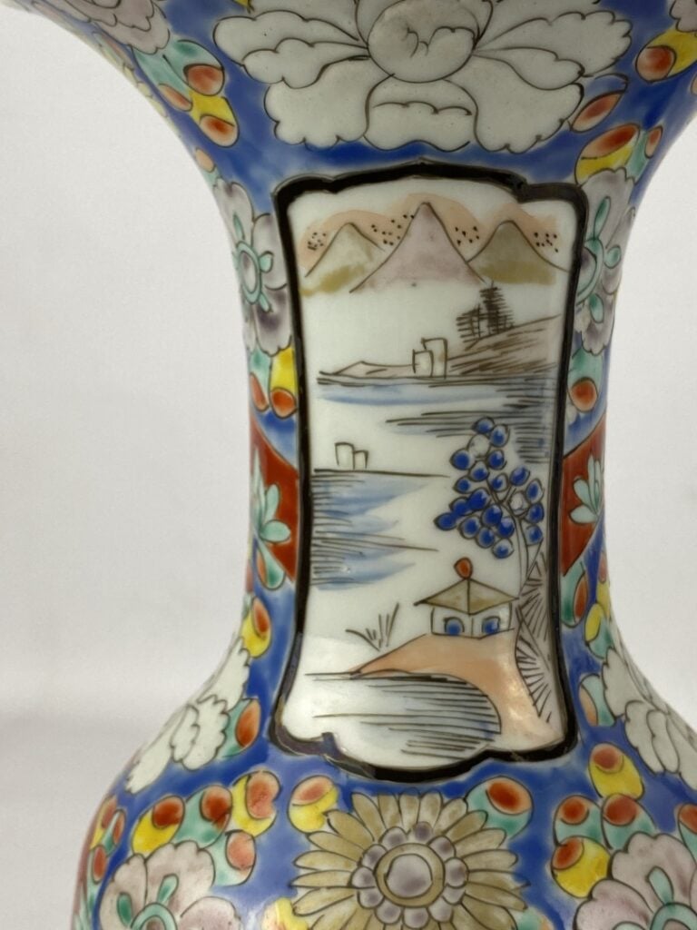 Vase balustre en porcelaine émaillé - Japon - Décor au personnages et paysage…