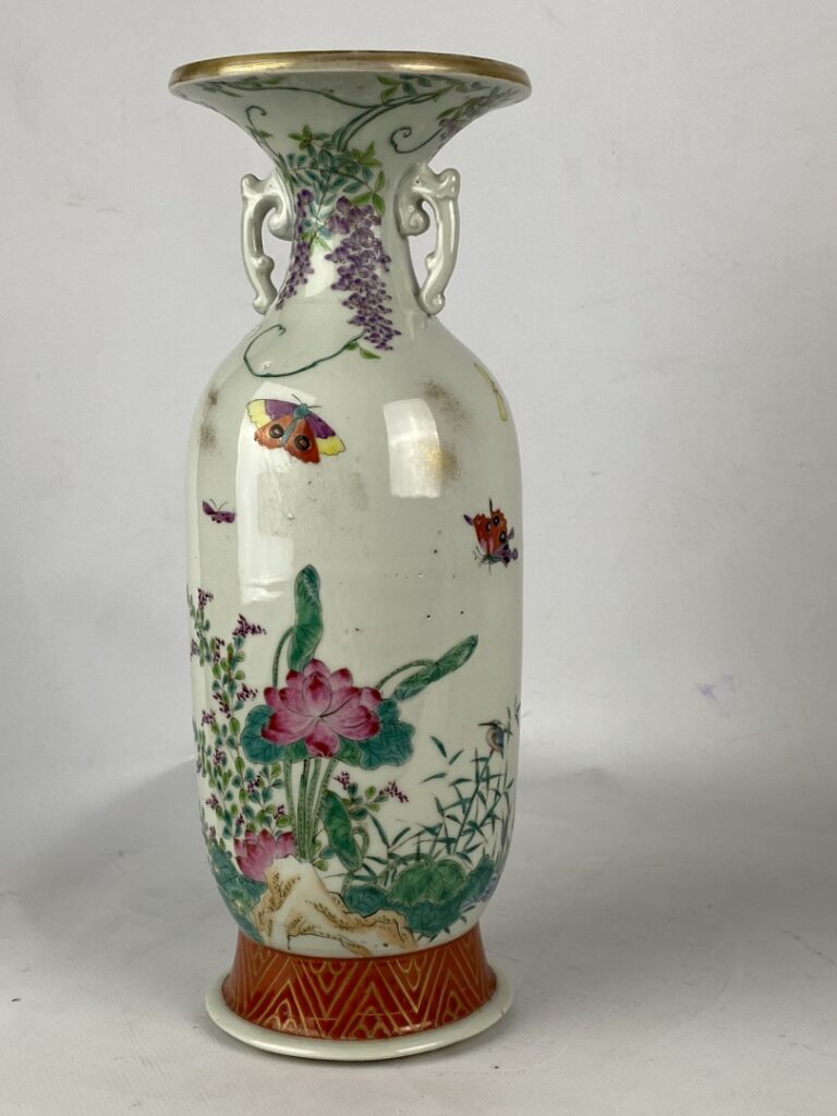 Vase balustre en porcelaine émaillée polychrome - Japon - Au col étroit à décor…