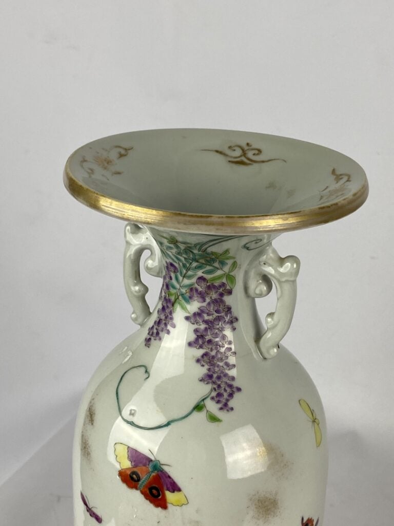 Vase balustre en porcelaine émaillée polychrome - Japon - Au col étroit à décor…