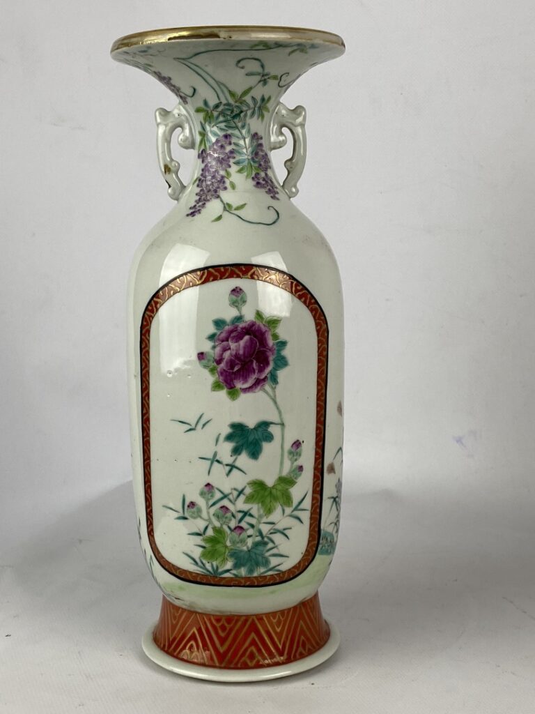 Vase balustre en porcelaine émaillée polychrome - Japon - Au col étroit à décor…