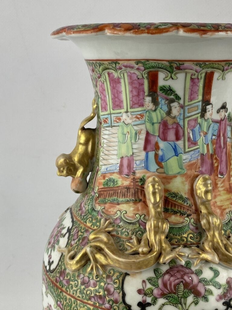 Vase balustre en porcelaine et émaux polychrome, Canton - Chine - A décor de sc…