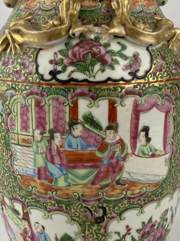 Vase balustre en porcelaine et émaux polychrome, Canton - Chine - A décor de sc…