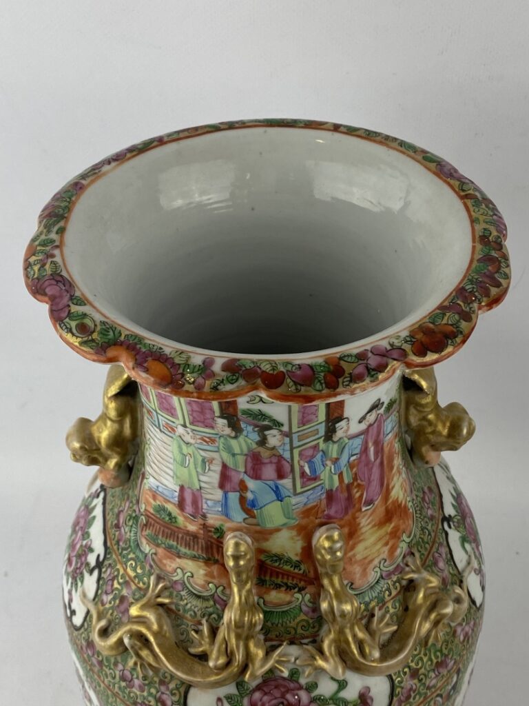 Vase balustre en porcelaine et émaux polychrome, Canton - Chine - A décor de sc…