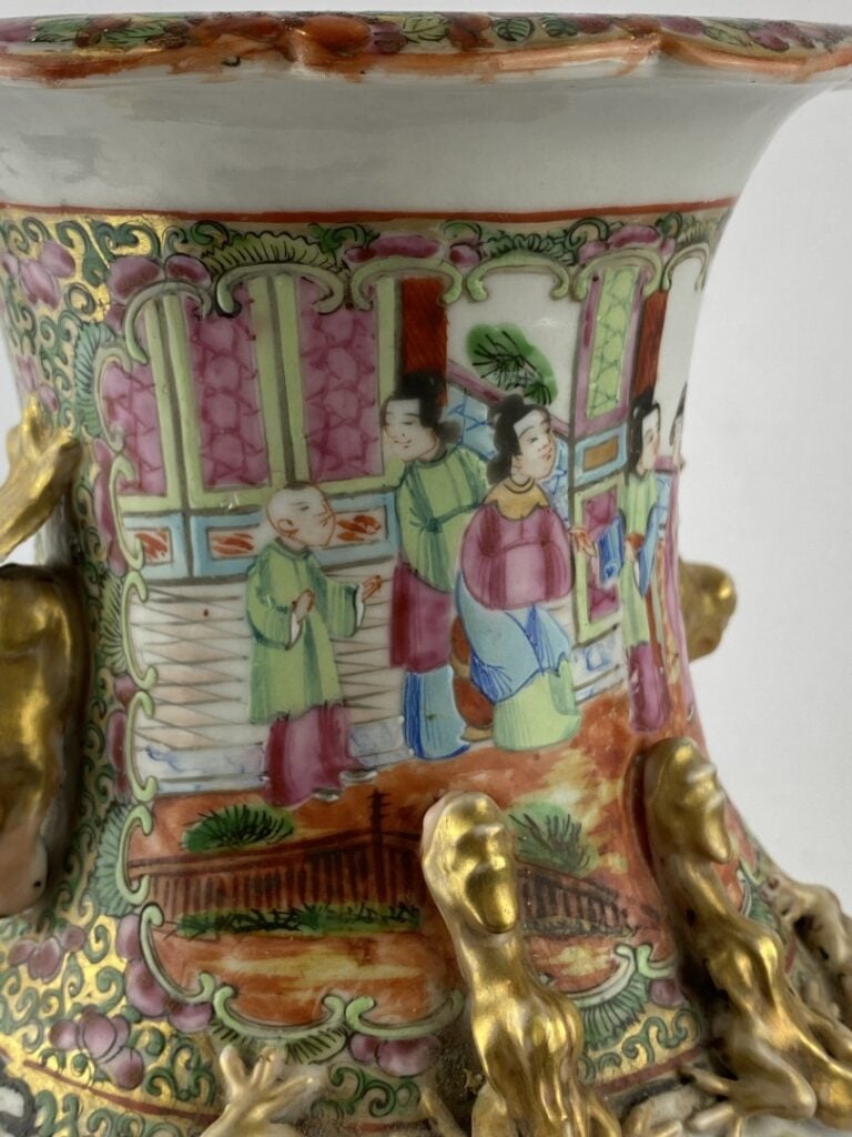 Vase balustre en porcelaine et émaux polychrome, Canton - Chine - A décor de sc…