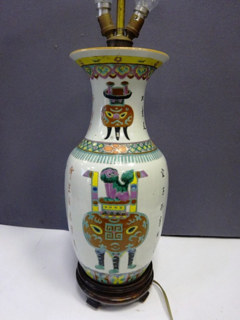 VASE BALUSTRE EN PORCELAINE POLYCHROME - Chine, - A décor de brûle-parfum et de…