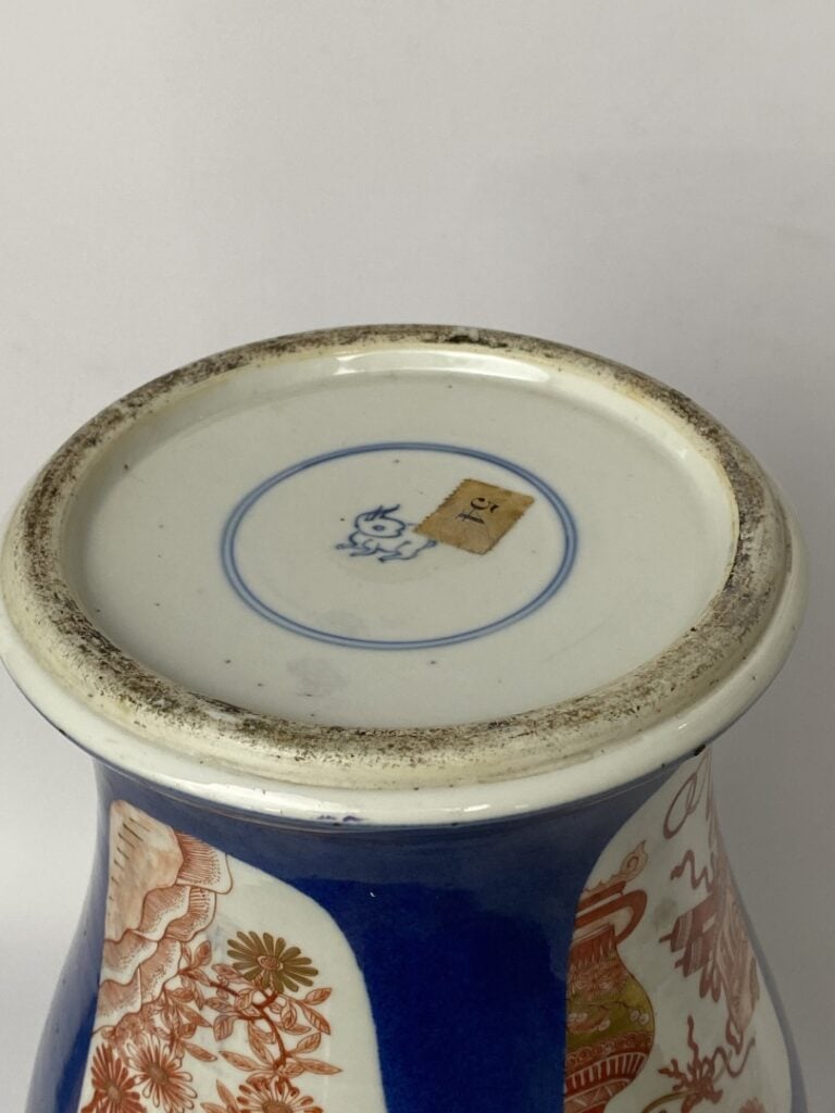 VASE BALUSTRE ET COUVERT EN PORCELAINE EMAILLEE BLEU POUDRE - Chine - Epoque KA…