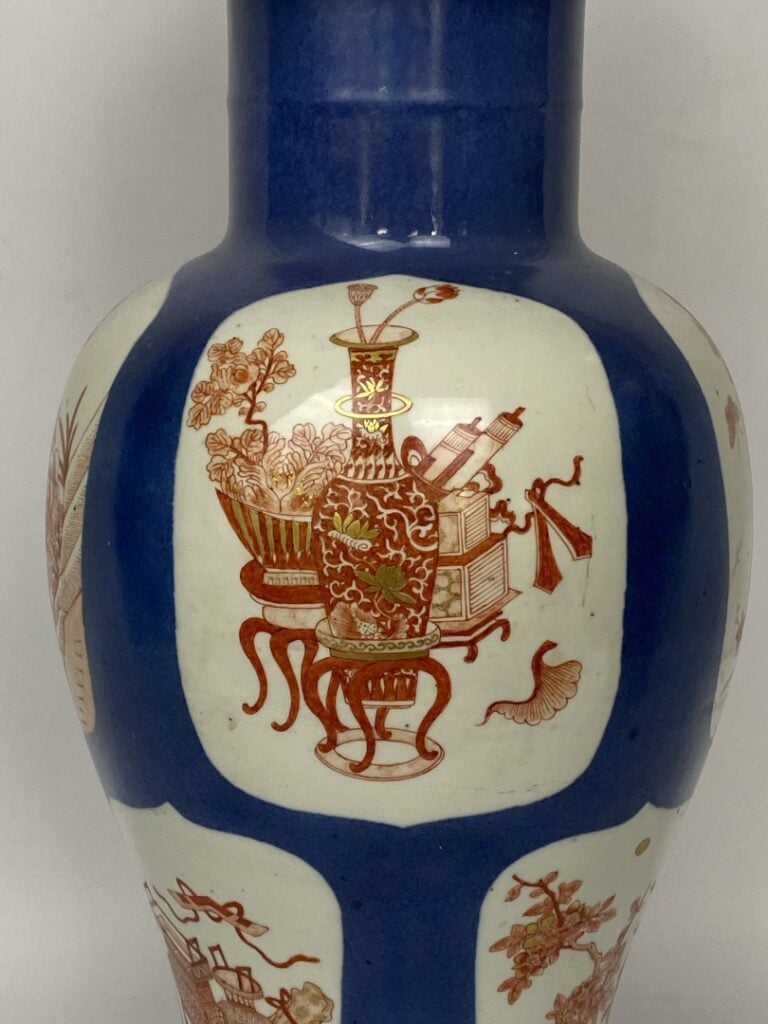 VASE BALUSTRE ET COUVERT EN PORCELAINE EMAILLEE BLEU POUDRE - Chine - Epoque KA…