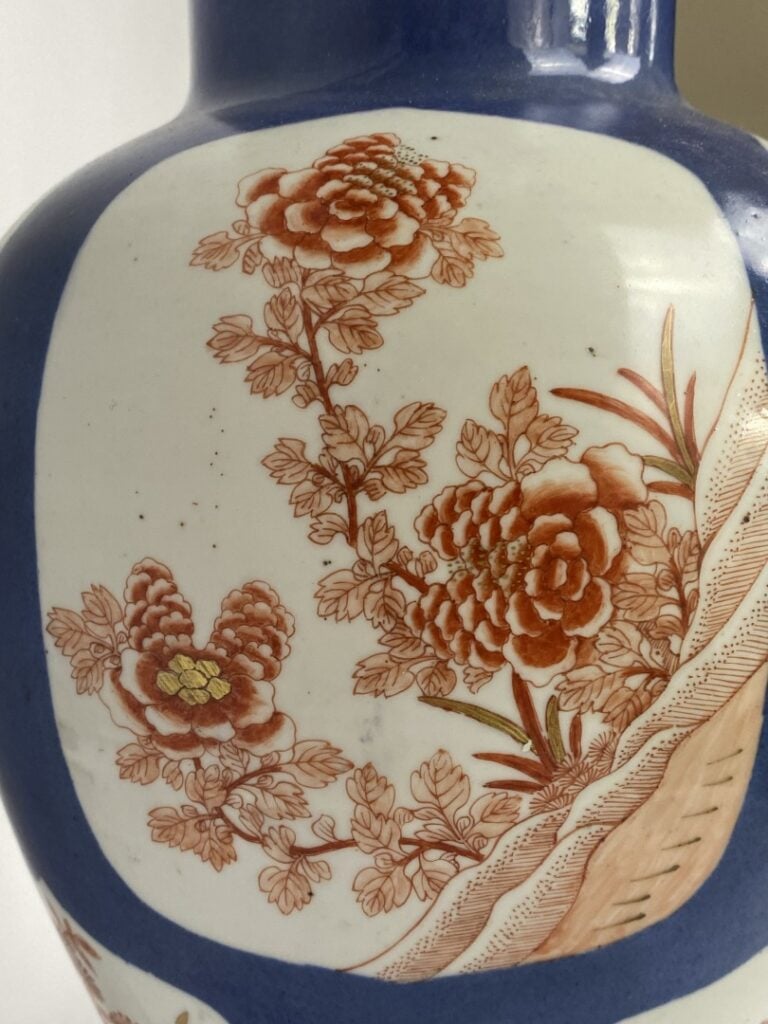 VASE BALUSTRE ET COUVERT EN PORCELAINE EMAILLEE BLEU POUDRE - Chine - Epoque KA…