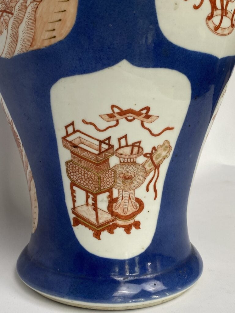 VASE BALUSTRE ET COUVERT EN PORCELAINE EMAILLEE BLEU POUDRE - Chine - Epoque KA…