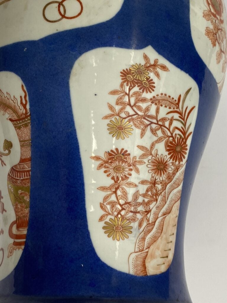VASE BALUSTRE ET COUVERT EN PORCELAINE EMAILLEE BLEU POUDRE - Chine - Epoque KA…