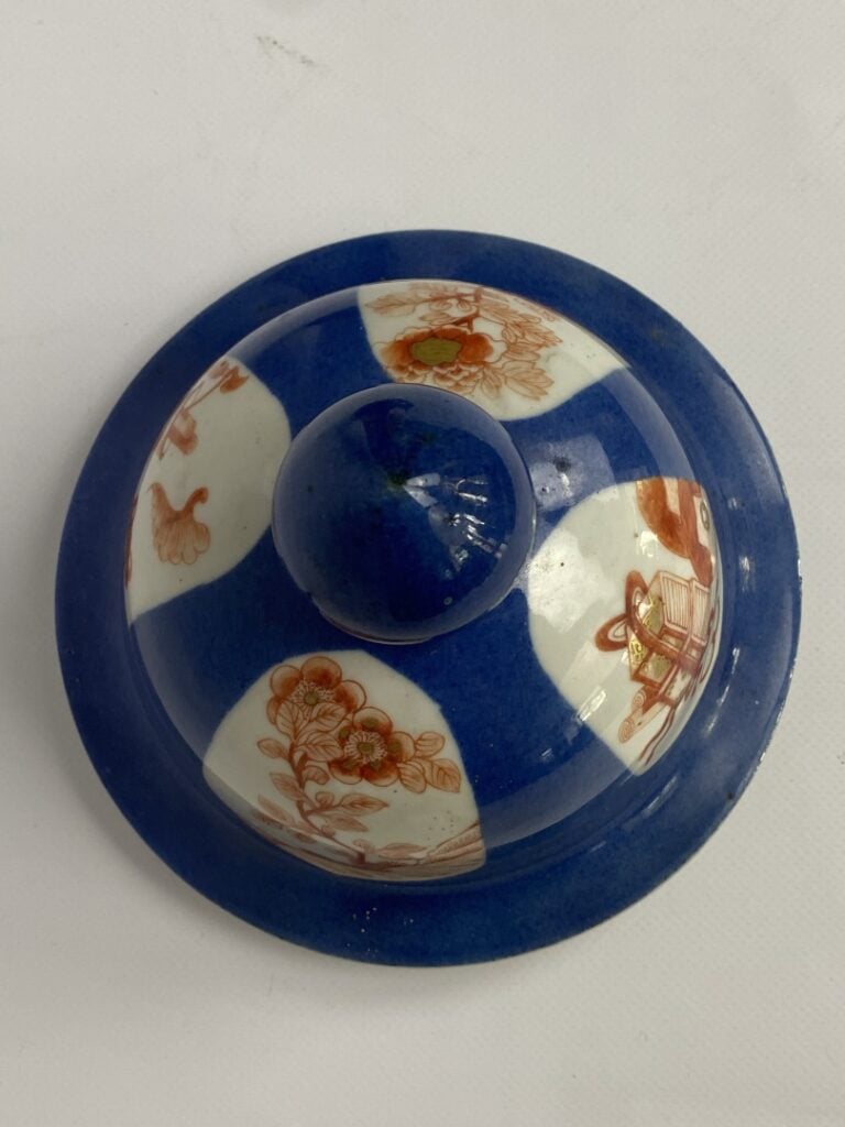 VASE BALUSTRE ET COUVERT EN PORCELAINE EMAILLEE BLEU POUDRE - Chine - Epoque KA…