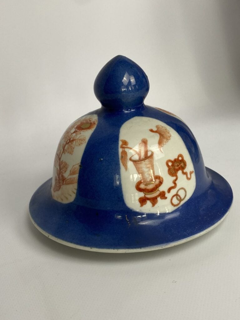 VASE BALUSTRE ET COUVERT EN PORCELAINE EMAILLEE BLEU POUDRE - Chine - Epoque KA…