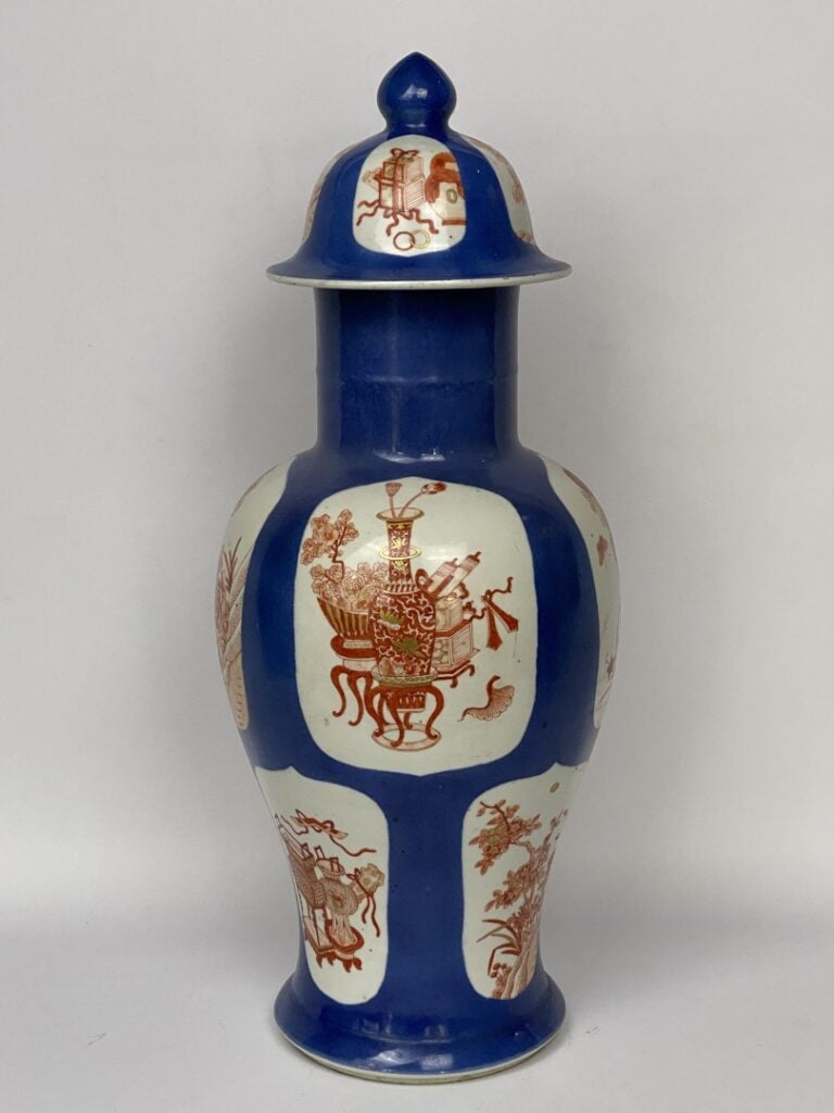 VASE BALUSTRE ET COUVERT EN PORCELAINE EMAILLEE BLEU POUDRE - Chine - Epoque KA…