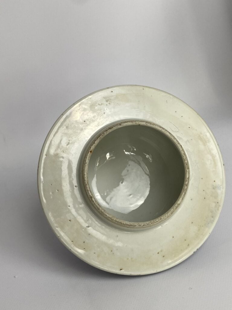VASE BALUSTRE ET COUVERT EN PORCELAINE EMAILLEE BLEU POUDRE - Chine - Epoque KA…