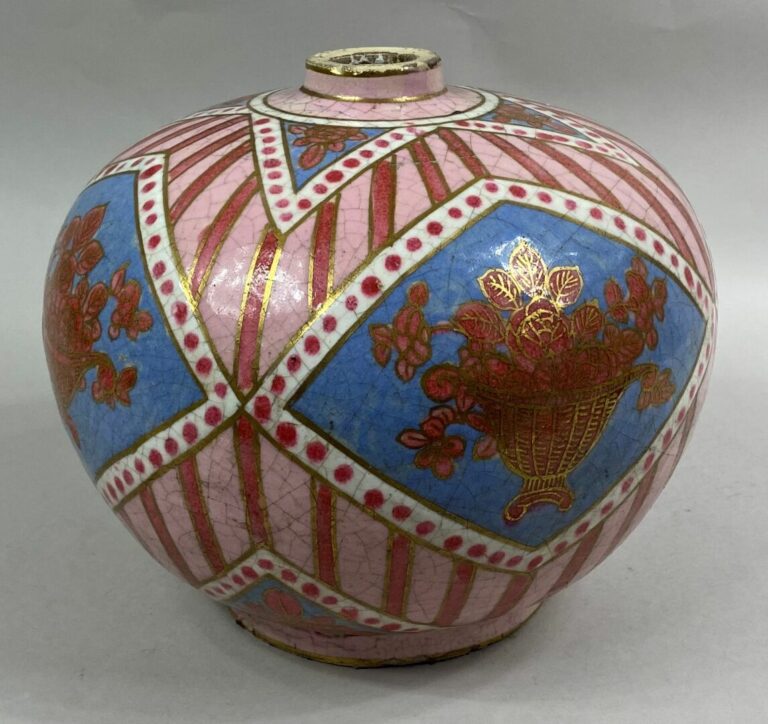 Vase boule à petit col droit en céramique émaillée craquelée rose à décor de pa…