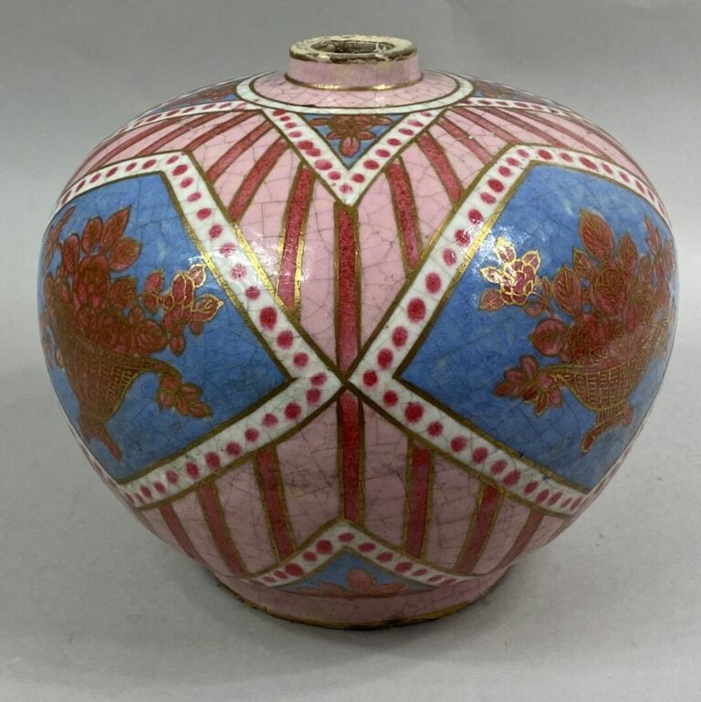 Vase boule à petit col droit en céramique émaillée craquelée rose à décor de pa…