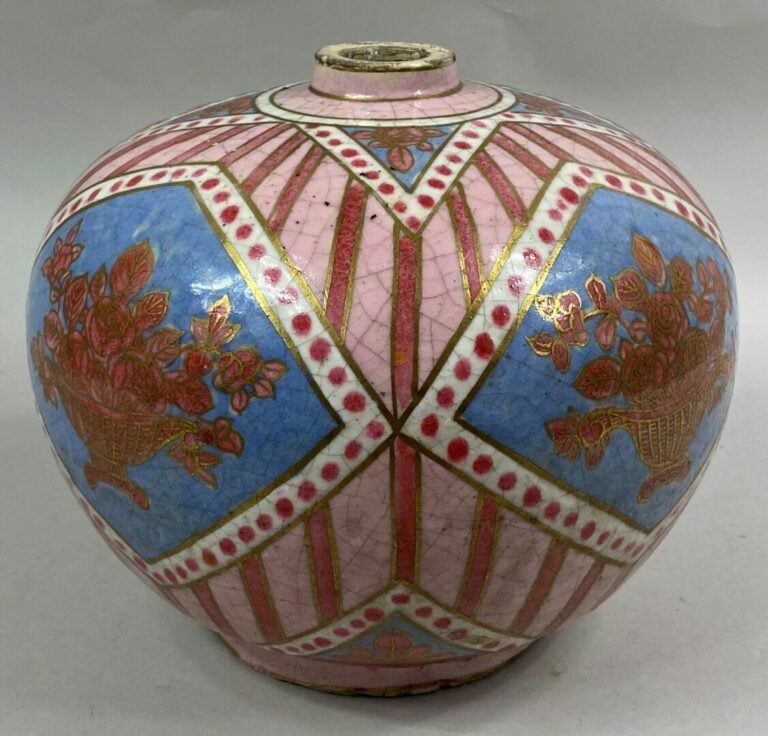 Vase boule à petit col droit en céramique émaillée craquelée rose à décor de pa…