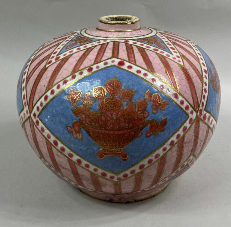 Vase boule à petit col droit en céramique émaillée craquelée rose à décor de pa…