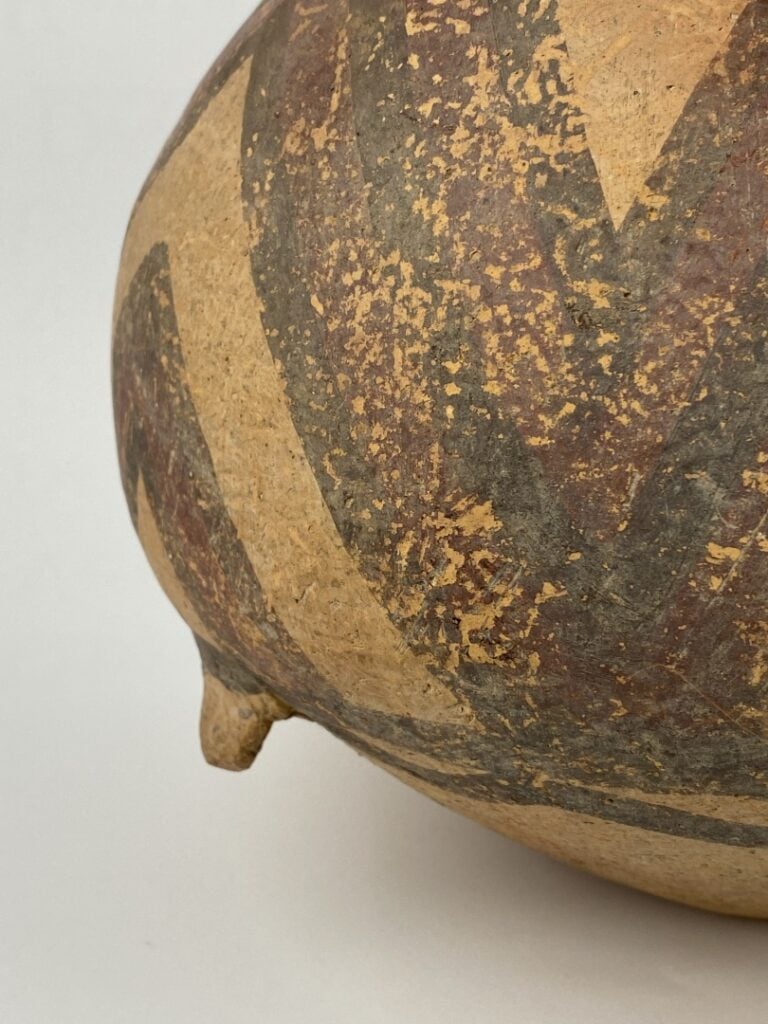 Vase boule en terre cuite peint à décor de motifs géométriques - Chine (?) - La…