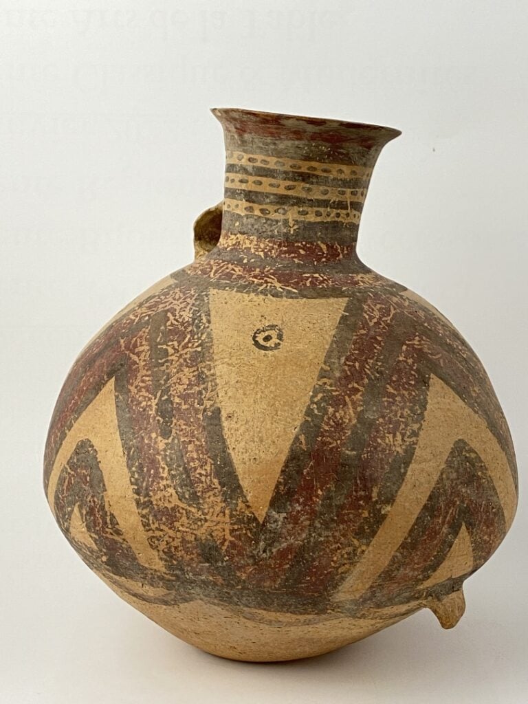 Vase boule en terre cuite peint à décor de motifs géométriques - Chine (?) - La…