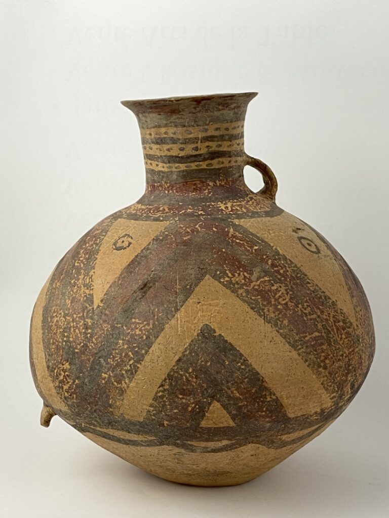Vase boule en terre cuite peint à décor de motifs géométriques - Chine (?) - La…