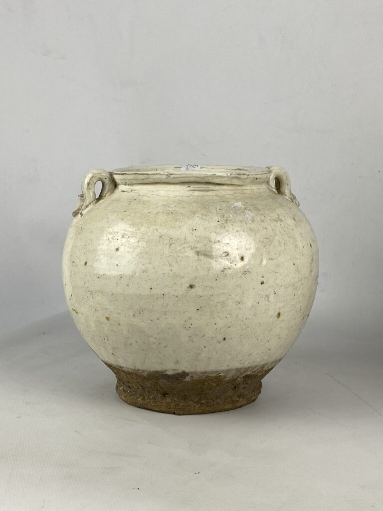 Vase boule en terre cuite vernissée - Chine, dans le style Yuan - L'ensemble co…