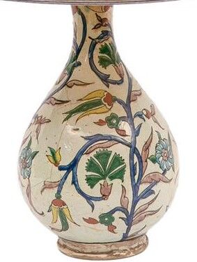 Vase bouteille en faïence de Kutahya à décor de branches fleuries polychromes -…