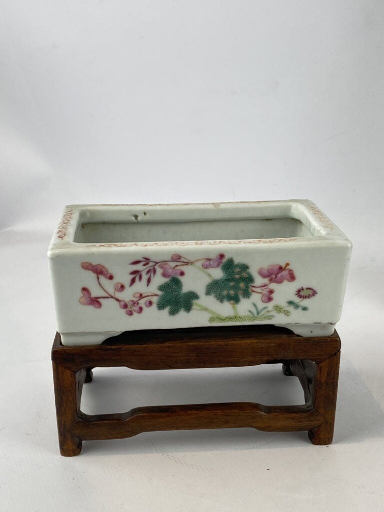 Vase cornet en porcelaine émaillée dans le style de la "Famille Rose" - Chine,…