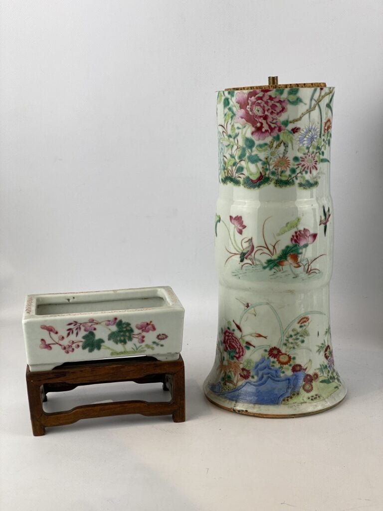 Vase cornet en porcelaine émaillée dans le style de la "Famille Rose" - Chine,…