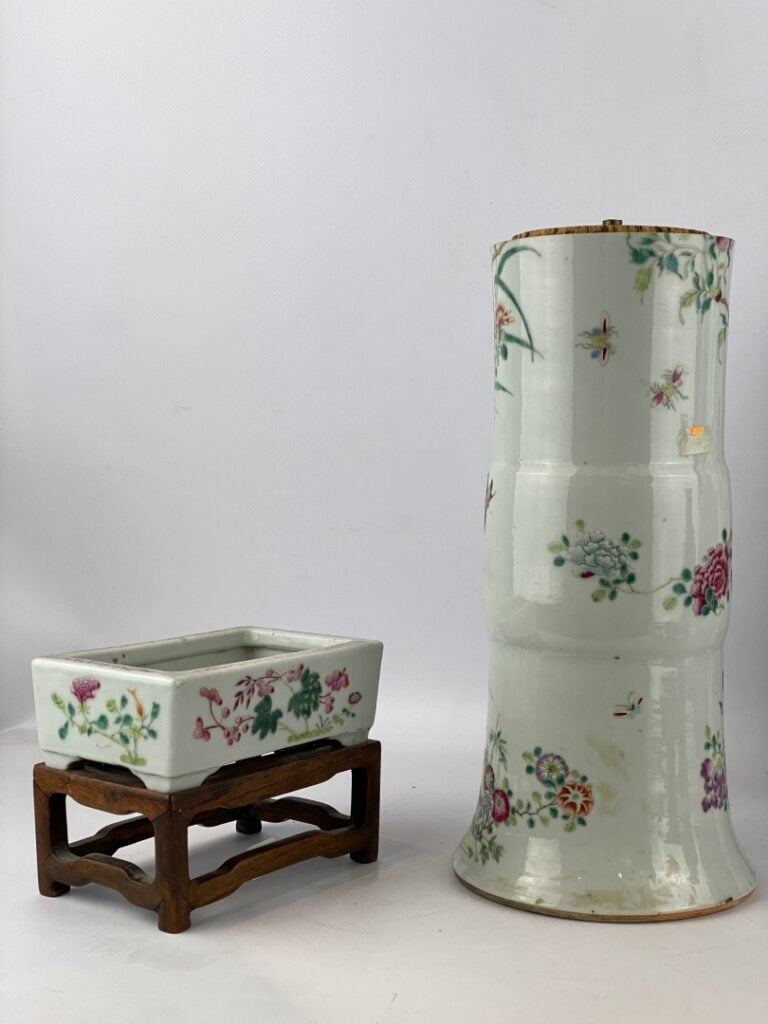 Vase cornet en porcelaine émaillée dans le style de la "Famille Rose" - Chine,…