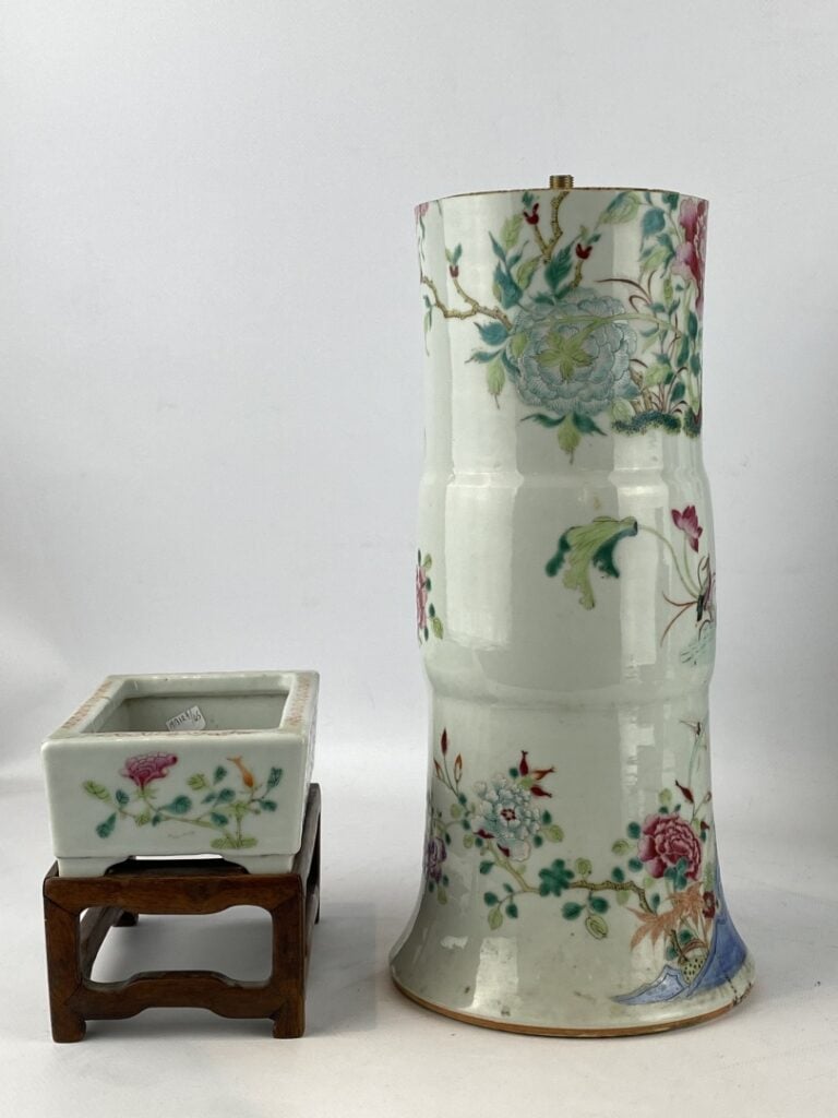 Vase cornet en porcelaine émaillée dans le style de la "Famille Rose" - Chine,…