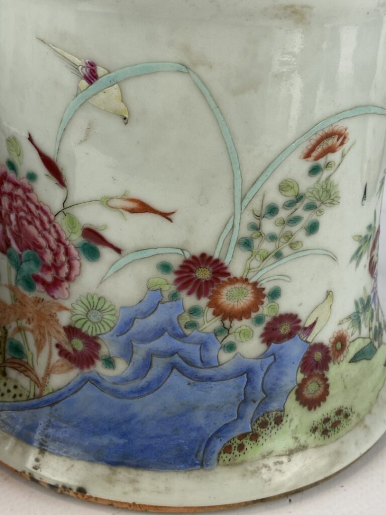 Vase cornet en porcelaine émaillée dans le style de la "Famille Rose" - Chine,…