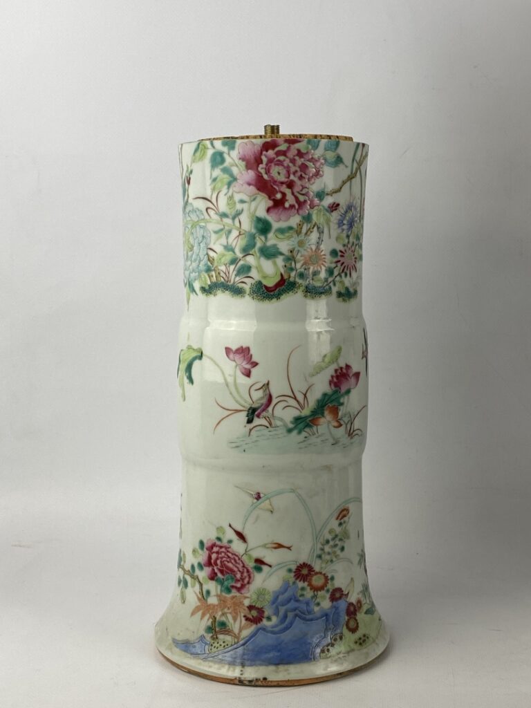 Vase cornet en porcelaine émaillée dans le style de la "Famille Rose" - Chine,…