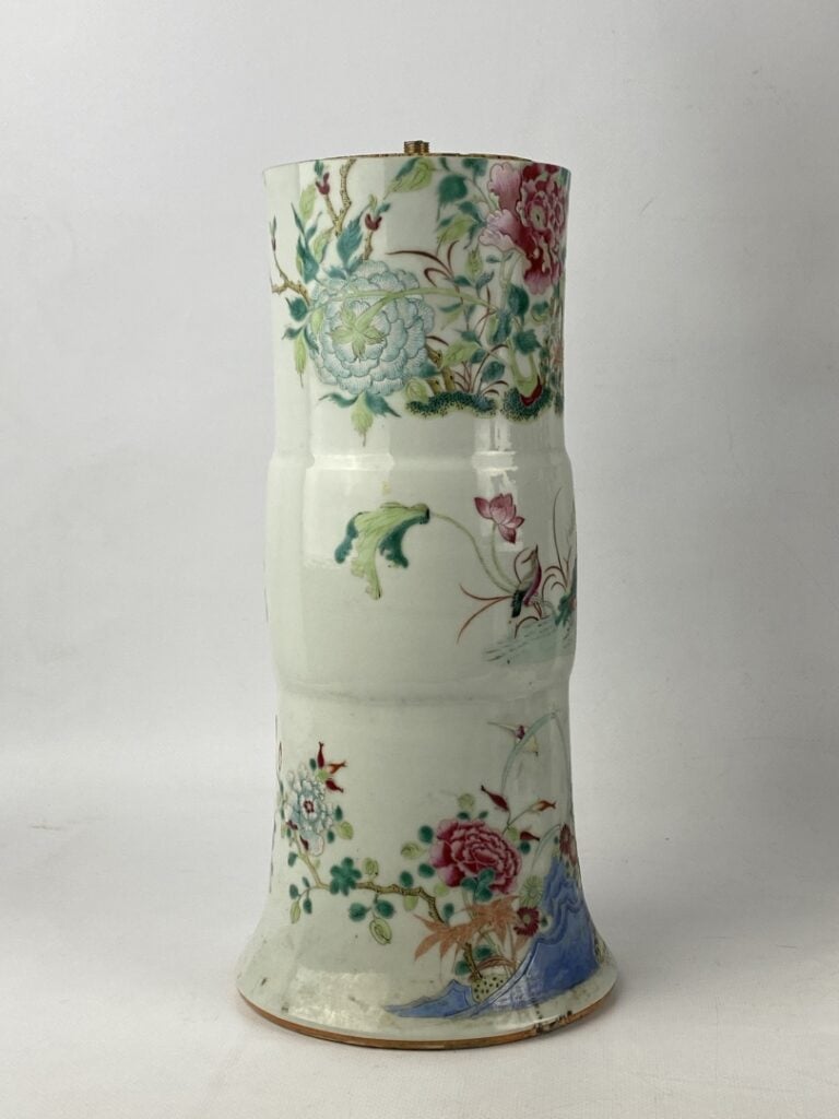 Vase cornet en porcelaine émaillée dans le style de la "Famille Rose" - Chine,…