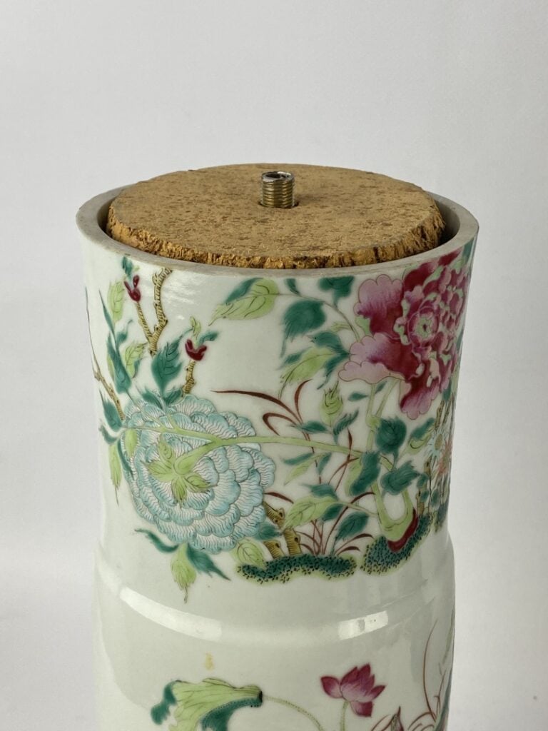 Vase cornet en porcelaine émaillée dans le style de la "Famille Rose" - Chine,…