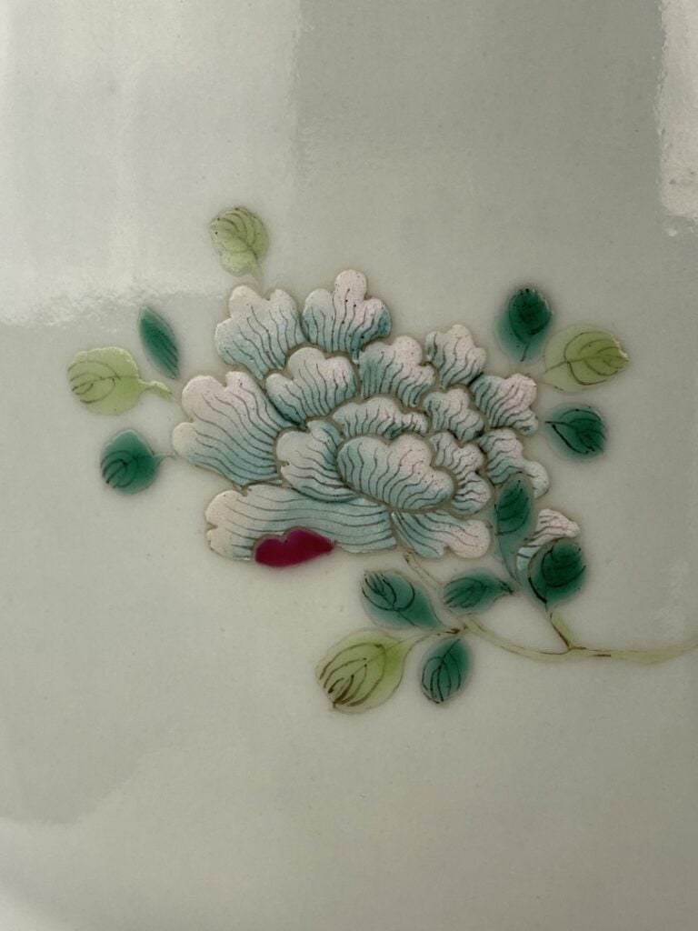 Vase cornet en porcelaine émaillée dans le style de la "Famille Rose" - Chine,…