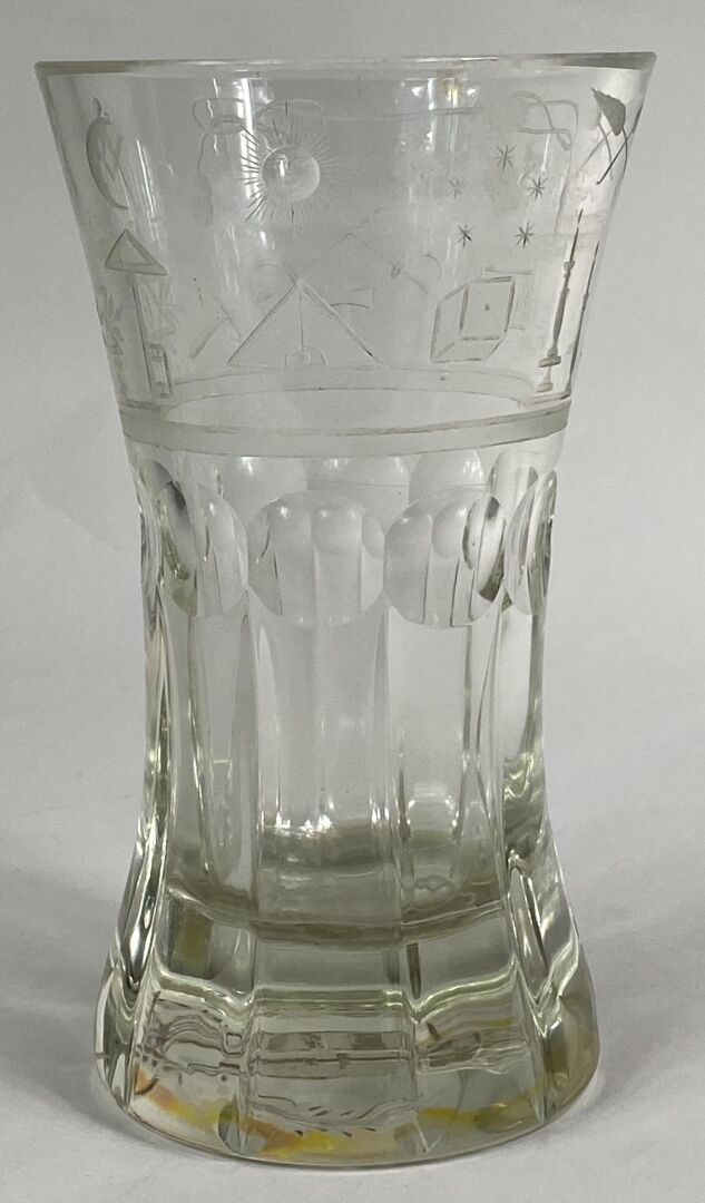 Vase cornet en verre à décor gravé de motifs maçonniques - (éclat au col) - H :…
