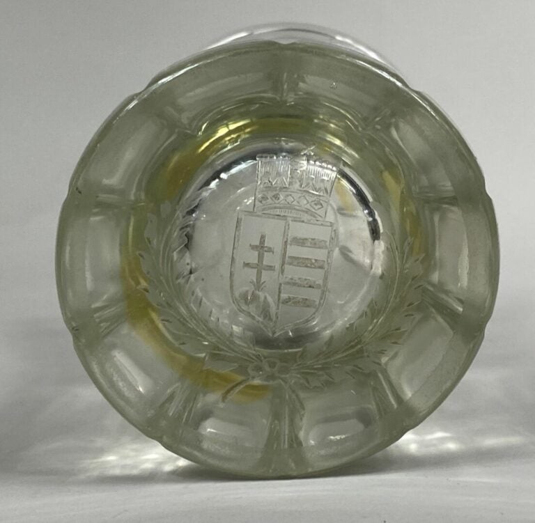 Vase cornet en verre à décor gravé de motifs maçonniques - (éclat au col) - H :…
