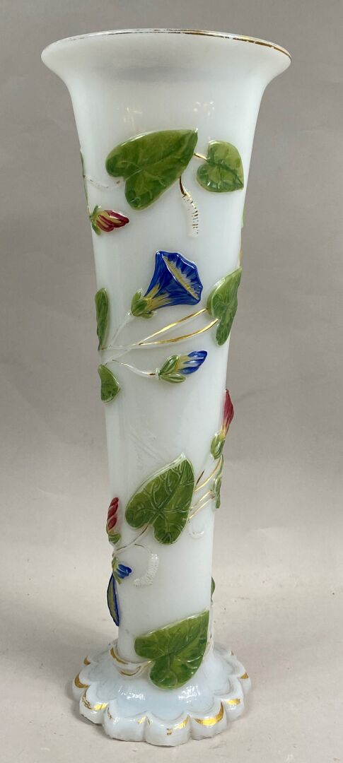 Vase cornet en verre opalin à bord évasé décor floral en léger relief, base fes…