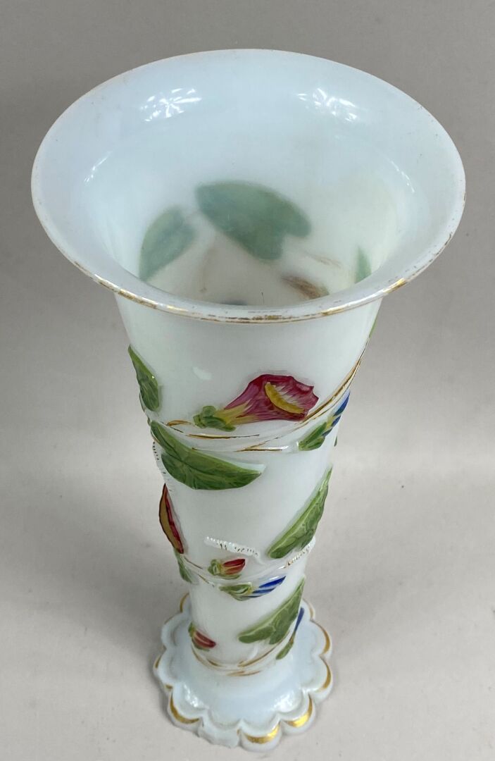 Vase cornet en verre opalin à bord évasé décor floral en léger relief, base fes…